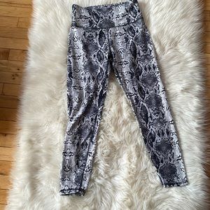 Balance Collection Snake skin Print Leggings White Grey Black Size Medium